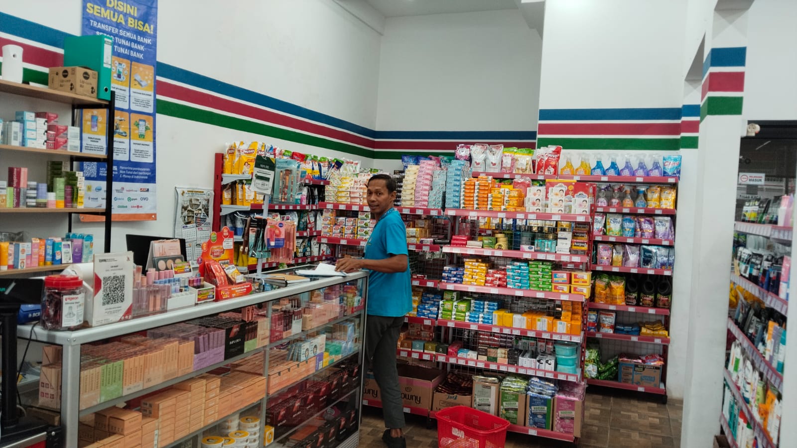 Area kasir dengan produk lengkap